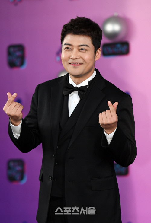 [포토]KBS연예대상 MC 전현무, 시청자를 향한 하트!