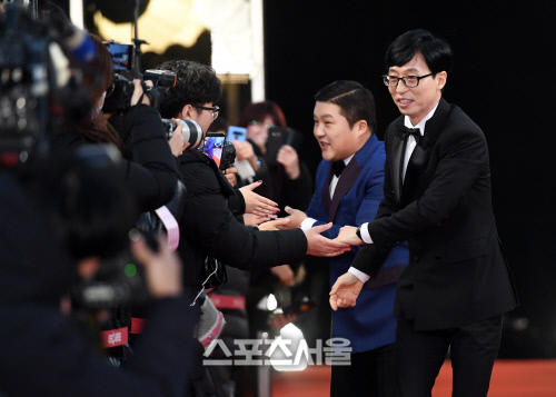 [포토]유재석-조세호, 팬들과 일일히 손 잡으며...