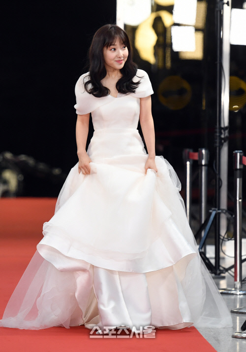 [포토]KBS 연예대상 레드카펫 밟는 이혜성 아나운서
