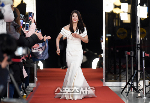 [포토]이시영, KBS 연예대상 레드카펫 밟으며...