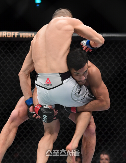 공격 시작하는 강경호