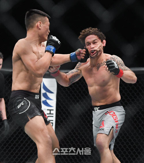 에드가의 얼굴을 못 알아보게 만드는 정찬성, UFC부산의 대미를 장식하는 한 방![포토]