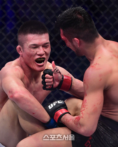 류핑위안을 격려하는 강경호, 잘생긴 얼굴에 신사의 품격까지 갖췄네...[포토]