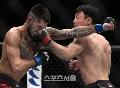 어퍼컷을 성공시키는 최두호, 여기서 끝냈어야 하는데...[포토]