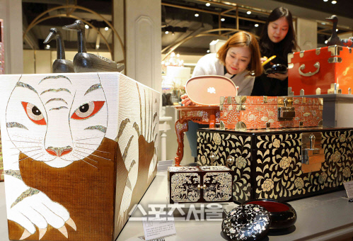 [포토] 롯데百, '나은 크라프트'와 손잡고 나전·옻칠작품 전시