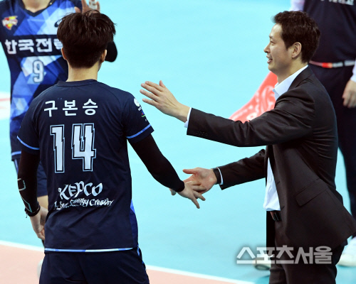 [포토] 한국전력 장병철 감독, 구본승...잘했어~!