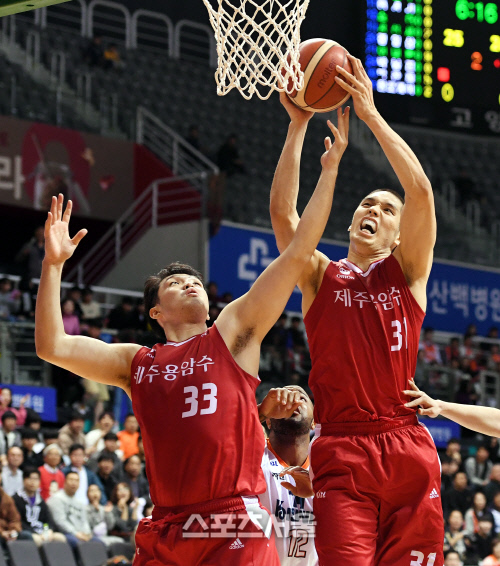 [포토] 이승현-장재석, 같은 편이야~