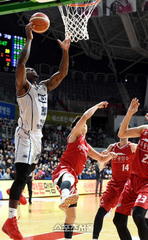 [포토] 라건아 \'수비 다 따돌렸어\'