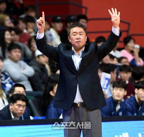 [포토] 전창진 감독 \'이번 작전은 말야\'