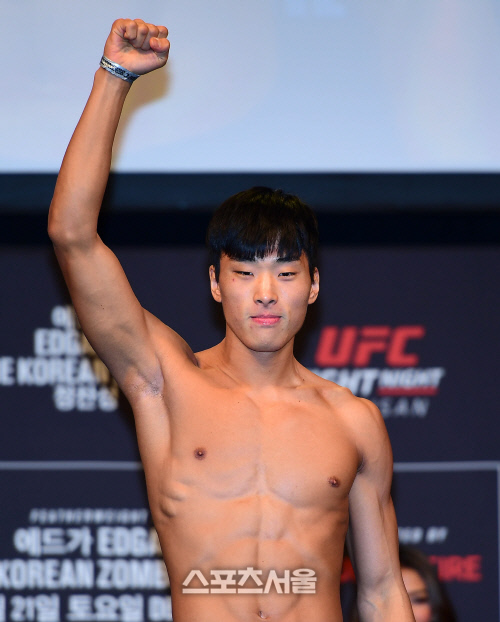 주먹을 들며 결의를 다지는 최승우, 부산에서 UFC 첫 승을 거둔다![포토]