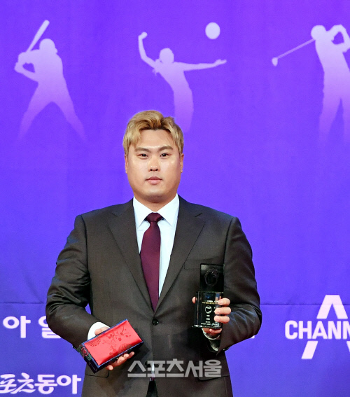 [포토] 류현진, 특별상...받았습니다~
