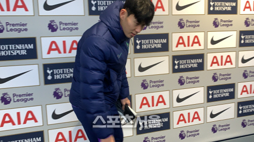 '고의적 가격 행위로 퇴장' 손흥민, 말없이 고개만 숙였다[현장메모]