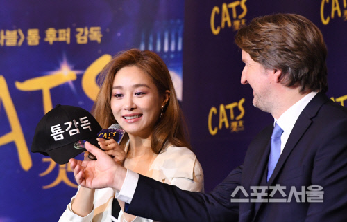 [포토] 옥주현, 톰 후퍼 감독에게 선물한 모자는?