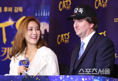 [포토] 톰 후퍼 감독, 옥주현이 선물한 모자를~