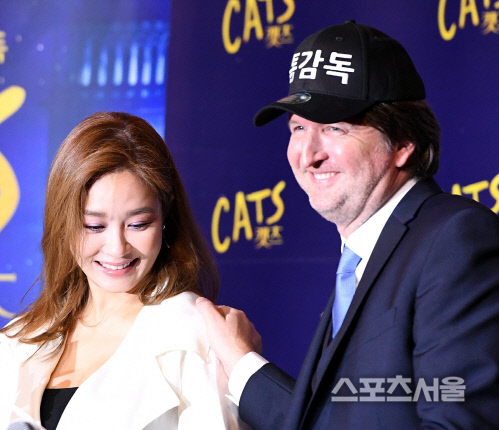 [포토] 톰 후퍼 감독, 옥주현의 모자 선물 고마워요~