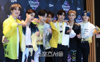 JYP "갓세븐, 일부 팬들 무질서로 넘어져...강경 대응할 것"[공식]