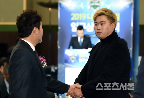 [포토]한용덕 감독의 손 꼭 잡은 류현진