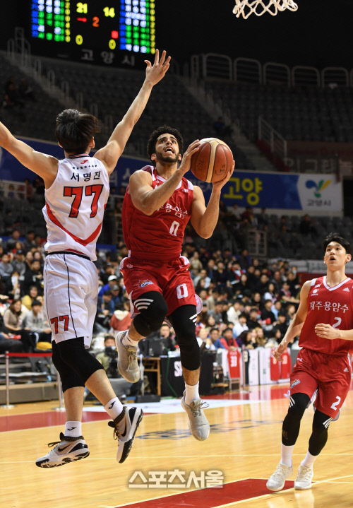 [포토]오리온 조던 하워드, 블록 피해 더블클러치로!