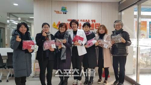 영월군 평생학습센터 매니저, 사랑의 목도리 전달