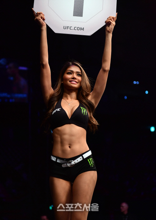 환상적임 미모를 자랑하는 레드 델라 크루즈, 한국팬들의 열정에 놀랐답니다[포토]