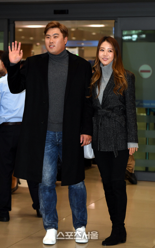 [포토] 류현진, 부인 배지현과 함께 밝은 표정으로 귀국