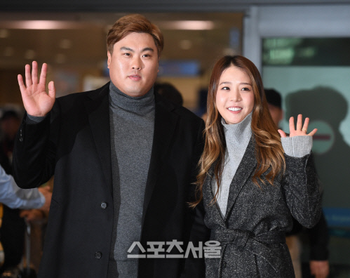 [포토] 귀국하는 류현진-배지현 부부