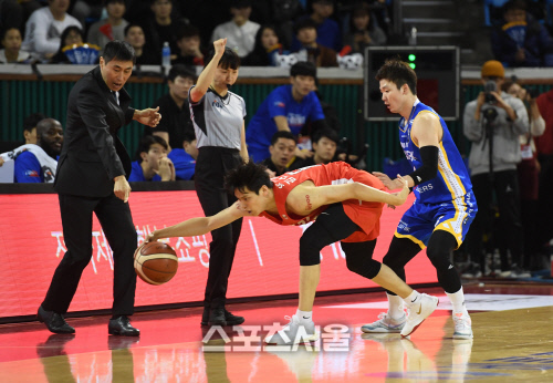 [포토]이상민 감독, 아웃 외쳐보지만...