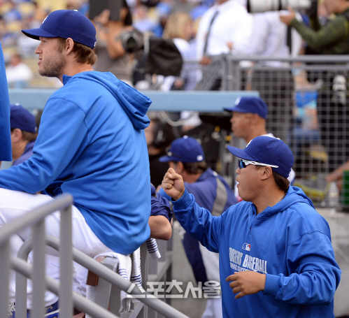 [SS포토] 류현진 \'오늘은 커쇼와 장난 쳐 볼까?\'