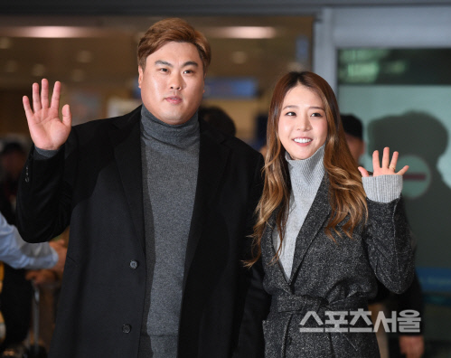 [포토] 귀국하는 류현진-배지현 부부