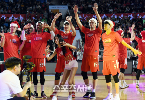 [포토]산타가 된 SK 선수들