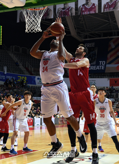 [포토]리바운드 잡아내는 리온 윌리엄스(오리온-현대모비스)