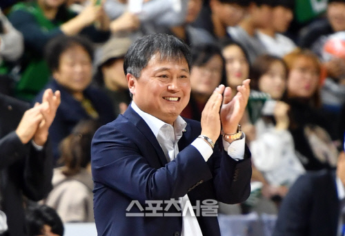 웃음꽃 핀 이상범 감독[포토]