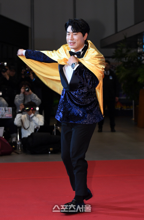 [포토]박나래의 대상 기원하는 이시언, 망토 두르고...