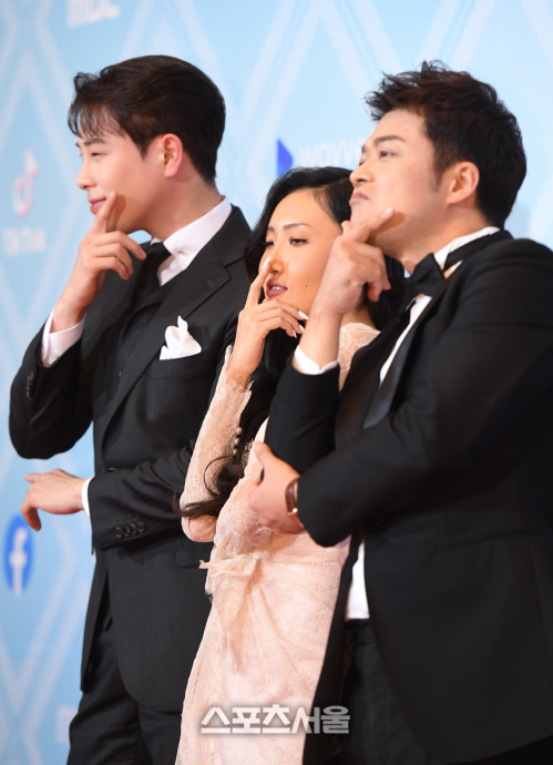 [포토]마마무 포즈 취하는 피오-화사-전현무