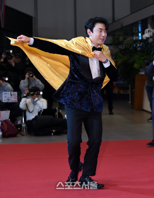 [포토]황금 망토 두른 이시언, 박나래의 연예대상 기원합니다!