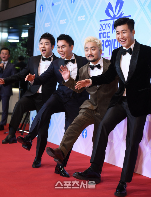 [포토]전현무-설민석-유병재-김종민, 선을 넘는 포즈로!