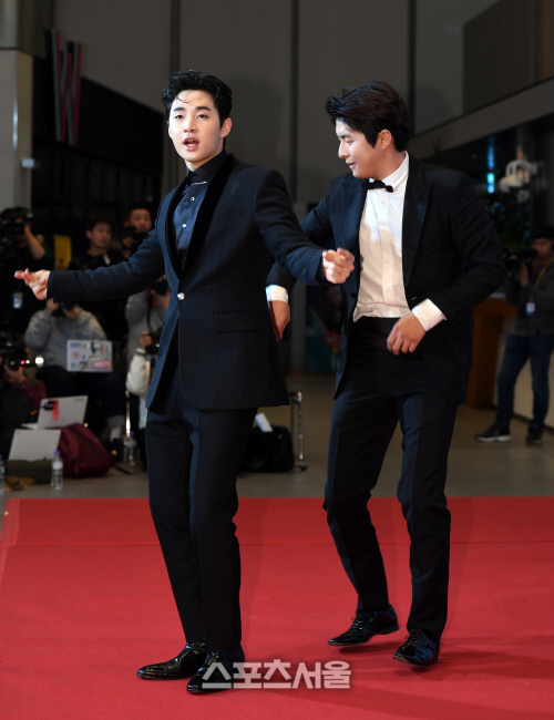 [포토]헨리-기안84, 박나래 대상 수상 염원 공연