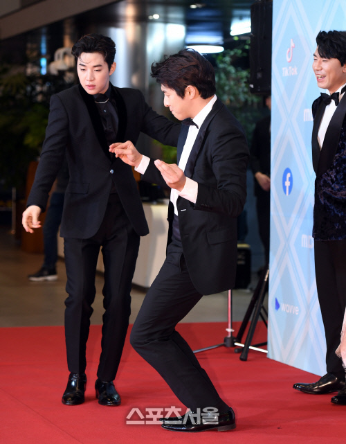 [포토]헨리-기안84, 박나래의 대상 수상을 위해서라면!