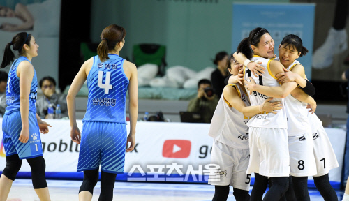 [포토] KB 최희진 '이겼어'