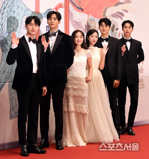 [포토] 이태리-로운-김혜윤-이나은-정건주-이재욱, 화려한 나들이?