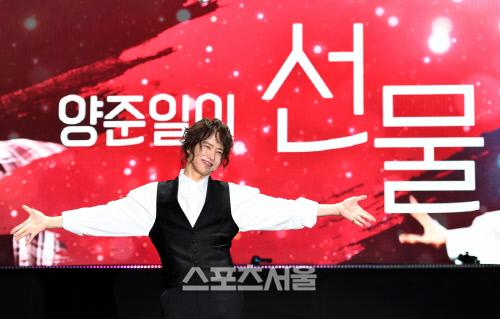 [포토]양준일, \'책도 내고 앨범도 다시 내고...\'