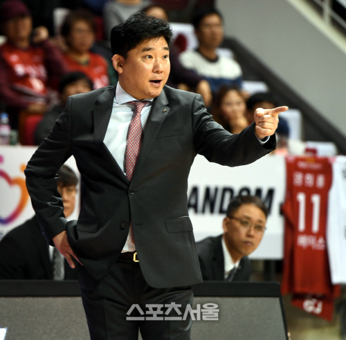 [포토] 김승기 감독 \'들어가\'
