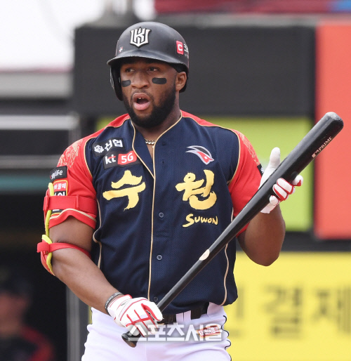 [포토] kt 로하스, 기념 유니폼...멋지나요?