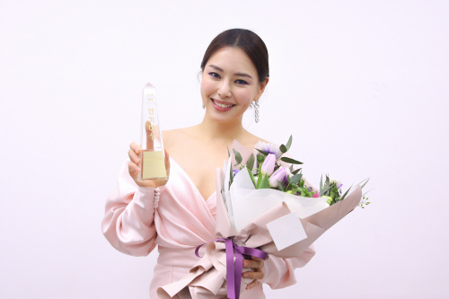 이하늬, '2019 SBS 연기대상' 최우수연기상 수상 "귀한 상 감사"