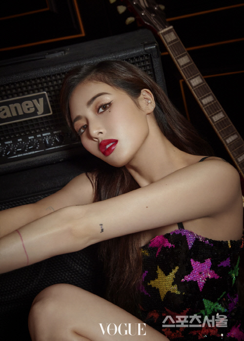 현아, 반짝이는 별처럼 시선을 사로잡는 매력 발산!