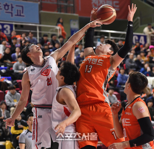 [포토] 오용준 vs 강상재, 치열한 경합!