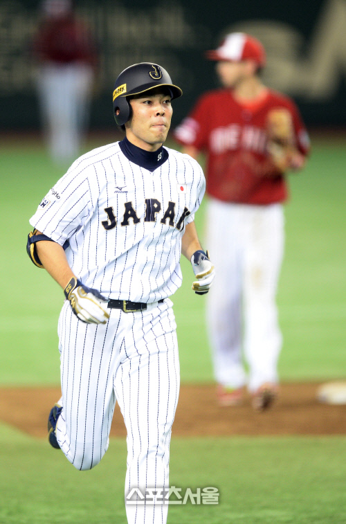 [SS포토]7회말 2점 홈런으로 콜드승 만들어내는 일본 아키야마