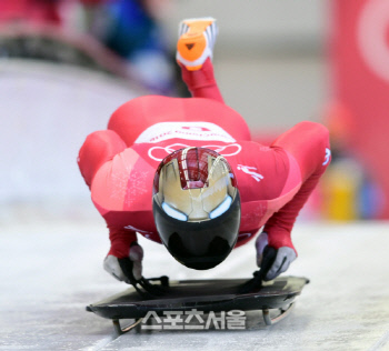 '스켈레톤 황제' 윤성빈, 3차 월드컵서 시즌 첫 금메달