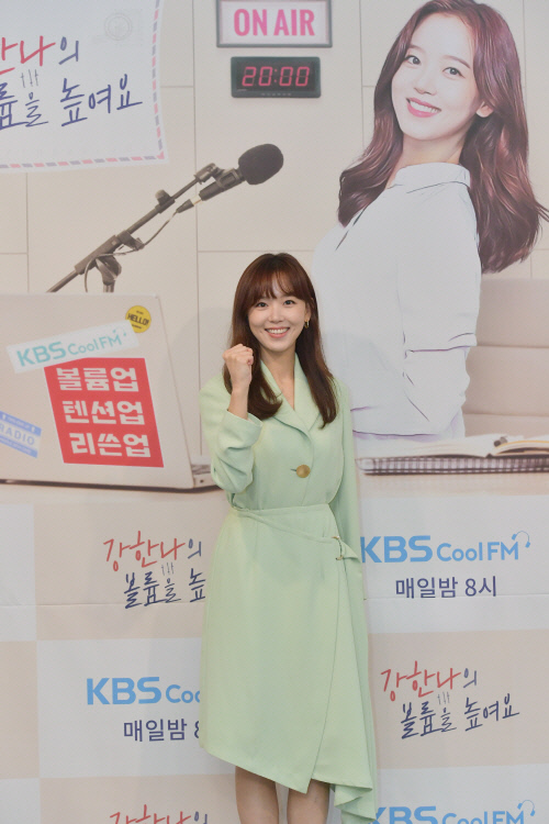 '볼륨을 높여요' 새 DJ 강한나, 게스트로 절친 아이유 출연 예고 "수다 한마당 기대"