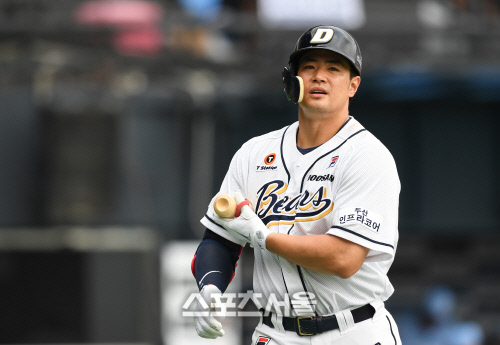 [포토]두산 김재환, 득점권 기회에서...